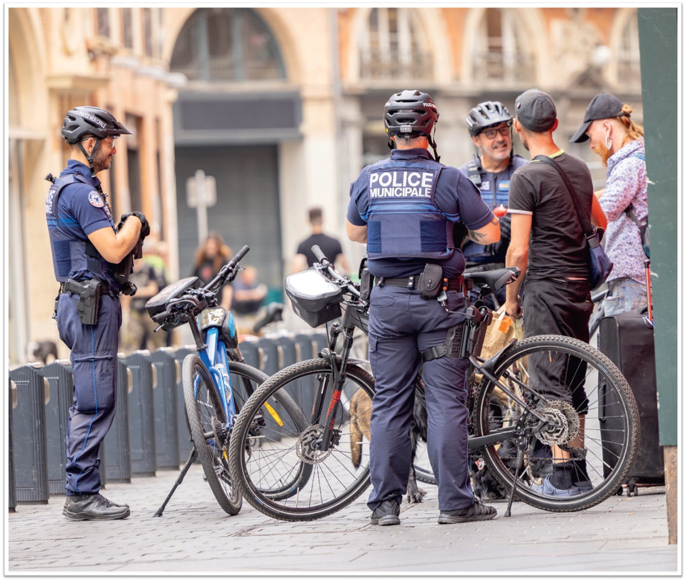Policiers municipaux à vélo dans la ville